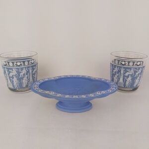 𝅺Vintage 2 glasses plus AVON ceramic blue soap holder